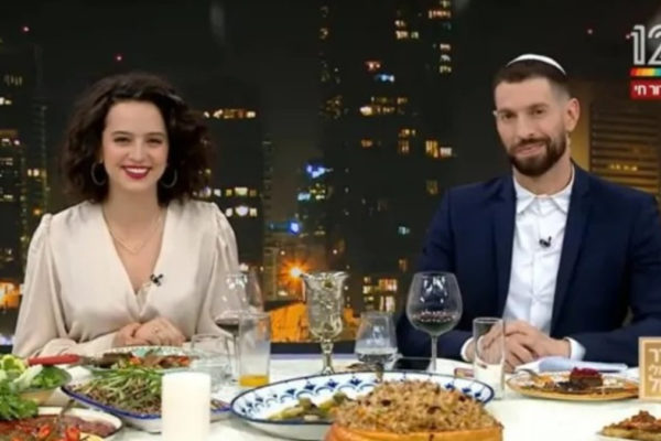 I conduttori di Channel 12 durante il Seder trasmesso online