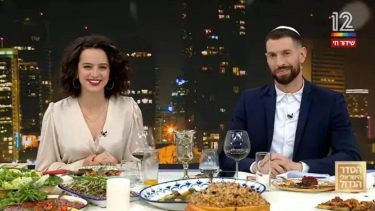 I conduttori di Channel 12 durante il Seder trasmesso online