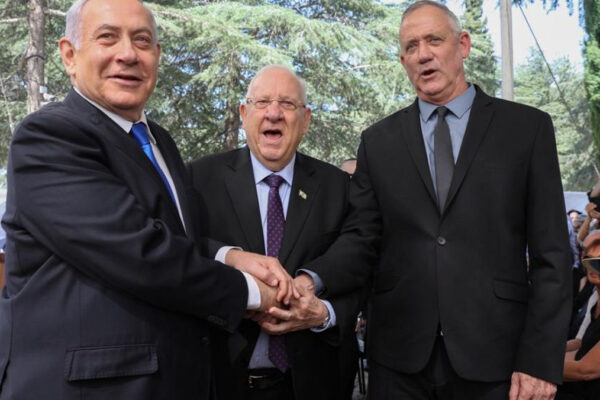 Da sinistra, Beniamin Netanyahu, Reuven Rivlin e Benny Gantz