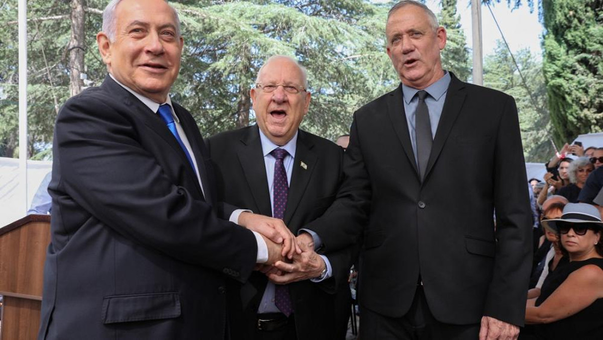 Da sinistra, Beniamin Netanyahu, Reuven Rivlin e Benny Gantz