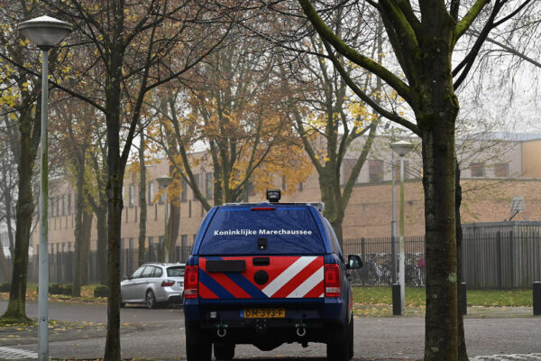 Polizia davanti a una delle due scuole ebraiche ad Amsterdam