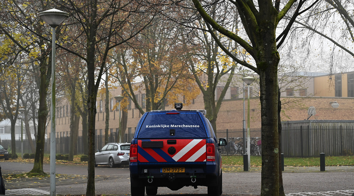 Polizia davanti a una delle due scuole ebraiche ad Amsterdam