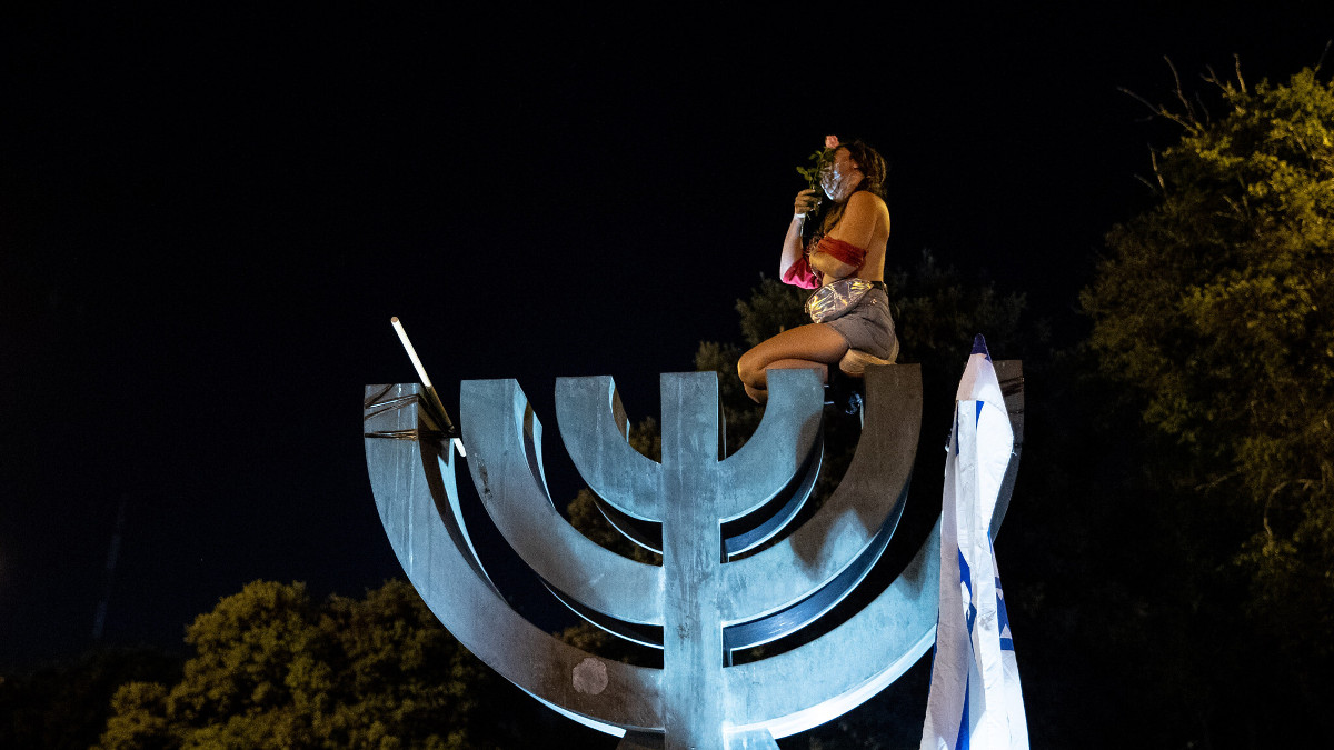 Una manifestante a Gerusalemme
