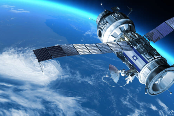 foto di un satellite israeliano e del pianeta terra