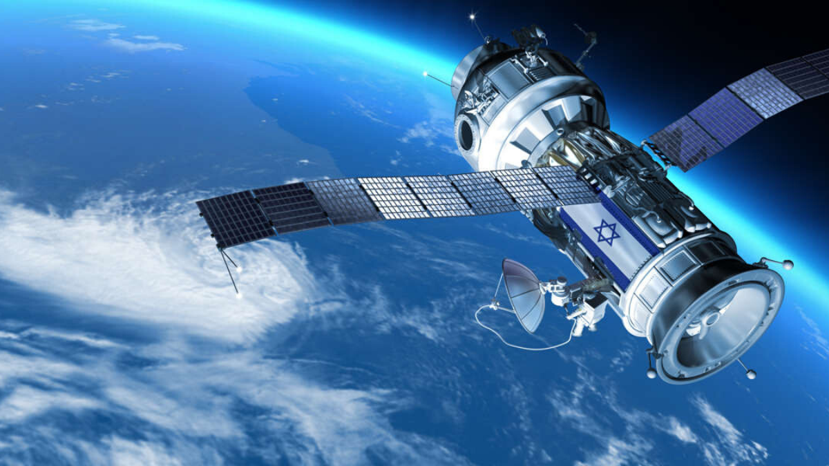 foto di un satellite israeliano e del pianeta terra