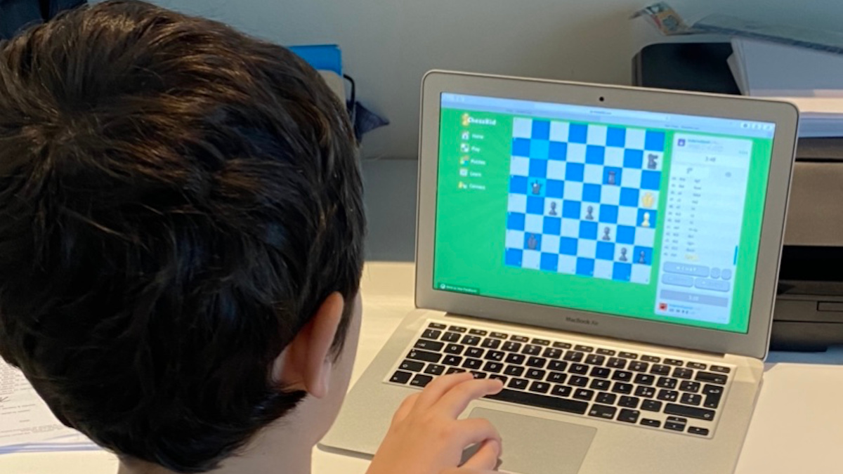 corso di scacchi al web camp della scuola ebraica di Milano