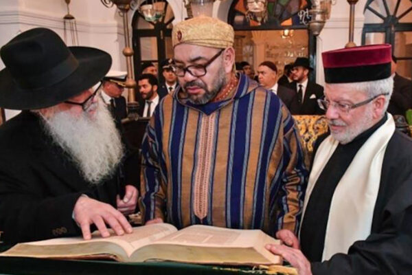 Re M Mohammed VI del Marocco in una comunità ebraica locale