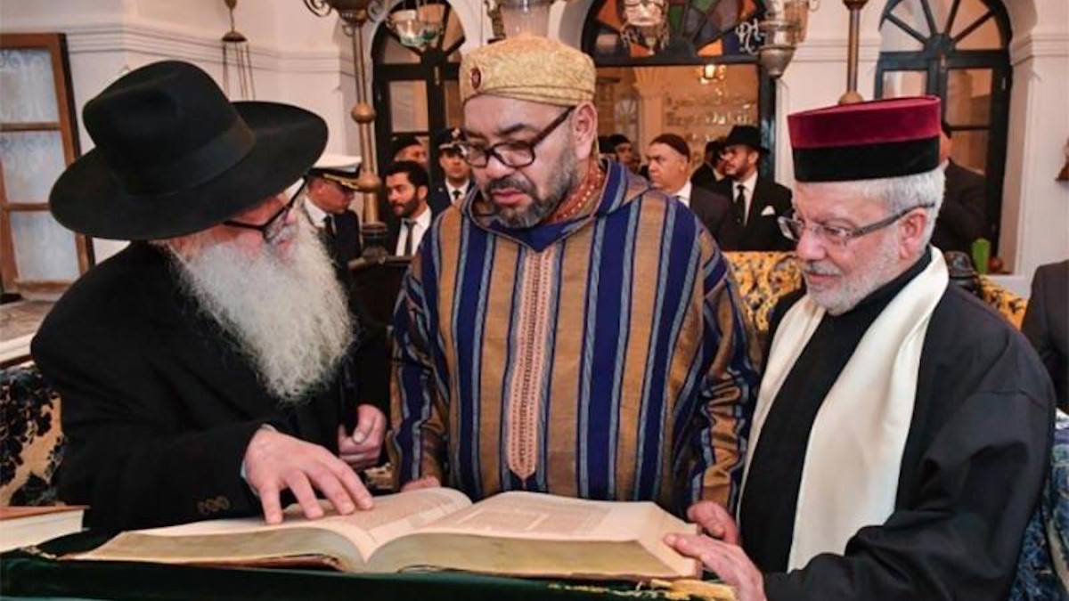 Re M Mohammed VI del Marocco in una comunità ebraica locale