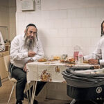 Tre personaggi della serie Netflix Shtisel nella terza stagione