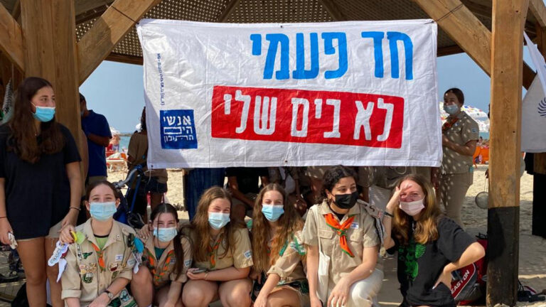 Ragazzi che puliscono le spiagge il 30 ottobre in Israele