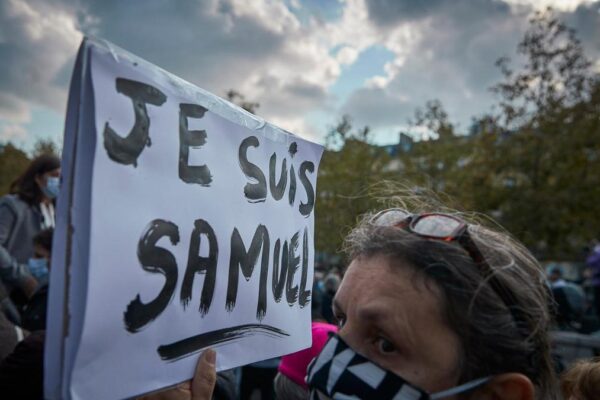 cartello con la scritta Je suis Samuel