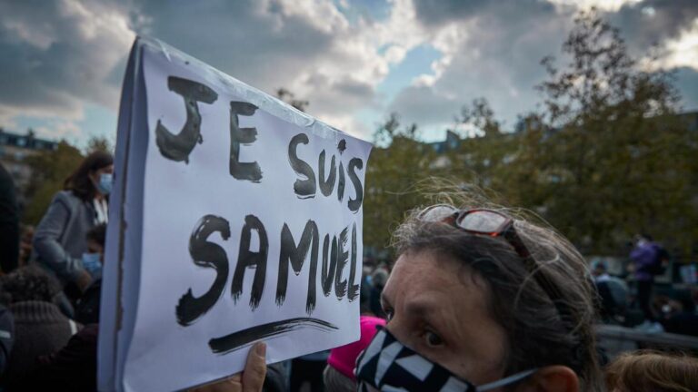 cartello con la scritta Je suis Samuel