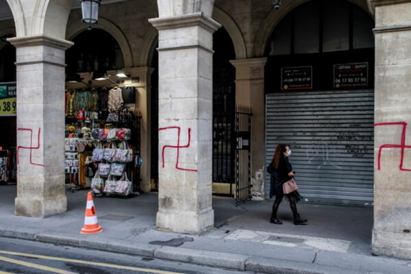 Svastiche su un palazzo in rue de Rivoli a Parigi (foto Ansa)