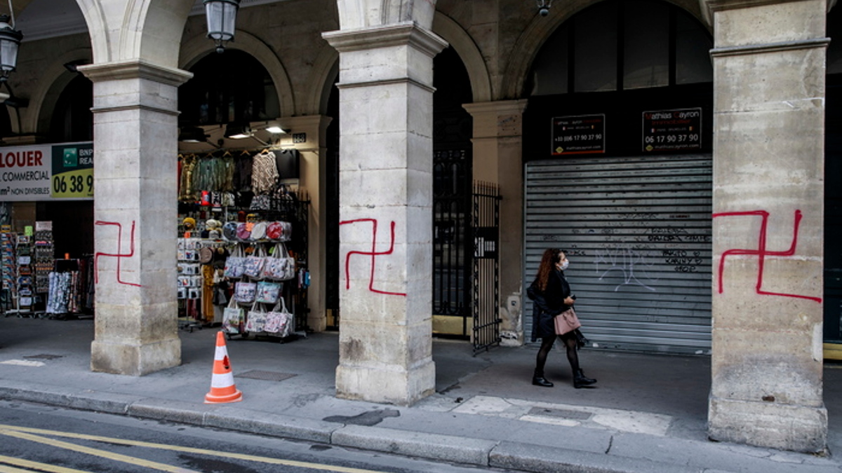 Svastiche su un palazzo in rue de Rivoli a Parigi (foto Ansa)