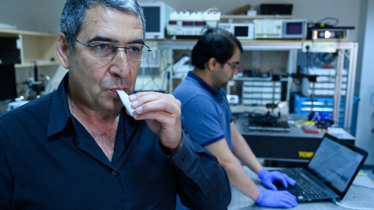 Un uomo soffia nel test di 30 secondi per il Covid