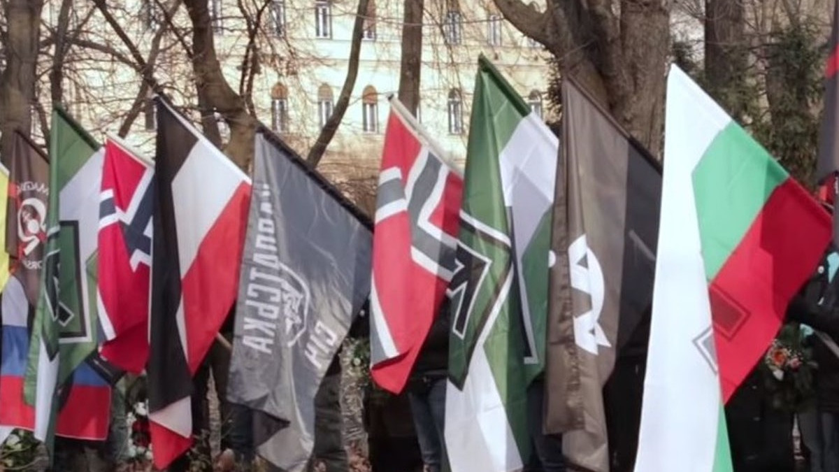 Bandiere di gruppi di estremisti di destra e neonazisti