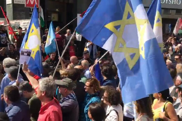 Bandiere della Brigata Ebraica al corteo del 25 aprile a Milano