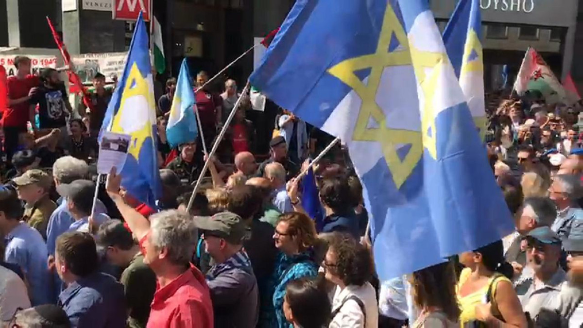 Bandiere della Brigata Ebraica al corteo del 25 aprile a Milano