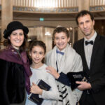 Jamsin Freyer e il marito Ouriel con i figli nella sinagioga Stadttemple di Vienna ((©riproduzione riservata)