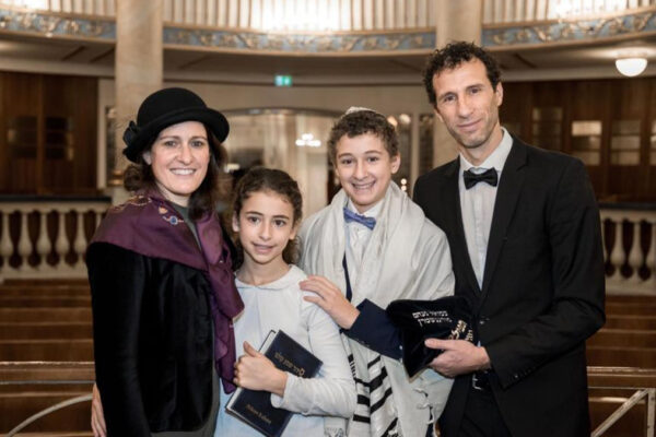 Jamsin Freyer e il marito Ouriel con i figli nella sinagioga Stadttemple di Vienna ((©riproduzione riservata)