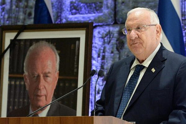 Reuven Rivlin durtante una commemorazione di Yitzhak Rabin