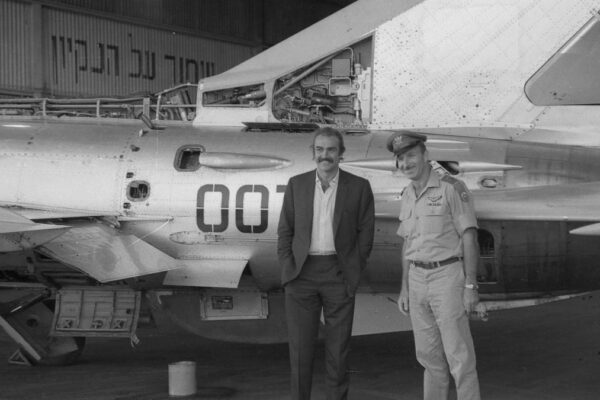 Sean Connerry nel 1967 davanti a un aereo dell'IAF
