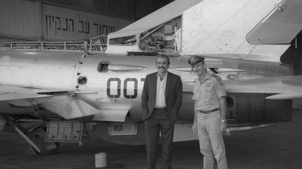 Sean Connerry nel 1967 davanti a un aereo dell'IAF