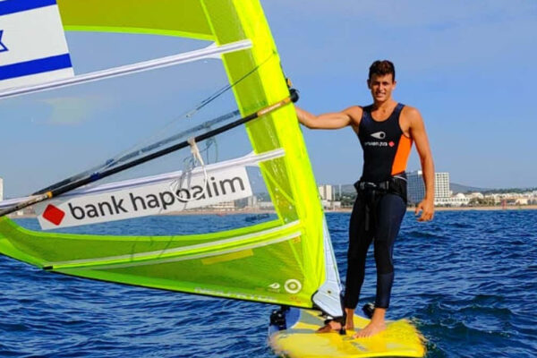 Il campione israeliano di windsurf Yoav Cohen