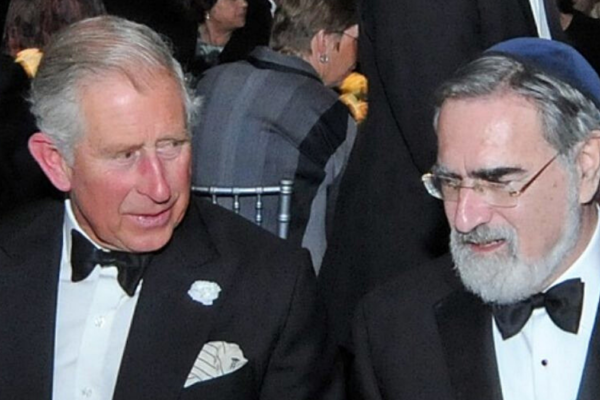 Il principe Carlo d'Inghilterra insieme a Rav Sacks