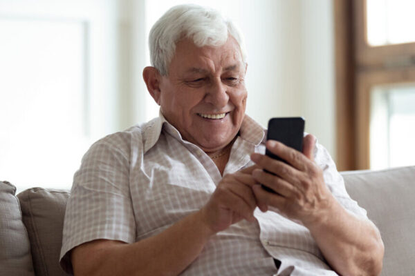 Un uomo anziano fa una telefonata