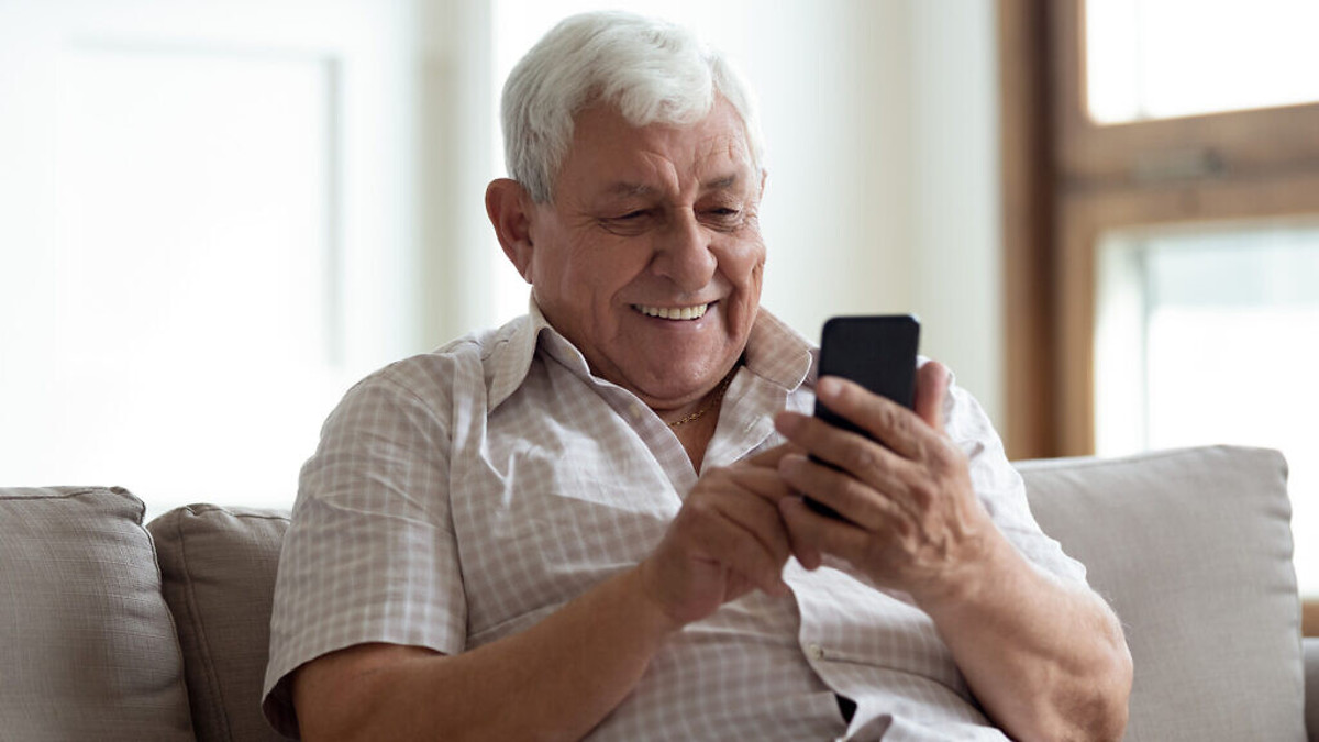 Un uomo anziano fa una telefonata