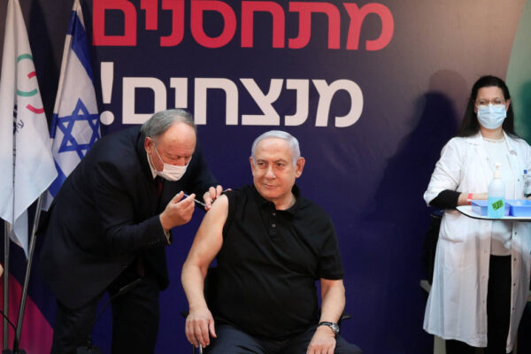 Netanyahu si sottopone al vaccino anti-covid