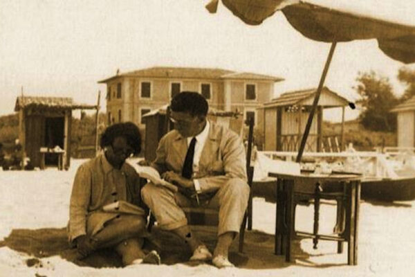 Giuseppe Levi con la miogòlie Lidia Tanzi sulla spiaggia di Forte dei Marmi qqualche anno prima della sua espòluslione dall'Università di Torino