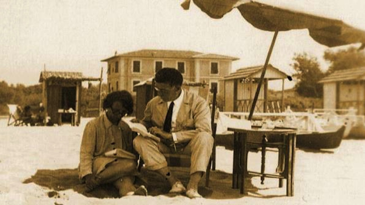Giuseppe Levi con la miogòlie Lidia Tanzi sulla spiaggia di Forte dei Marmi qqualche anno prima della sua espòluslione dall'Università di Torino