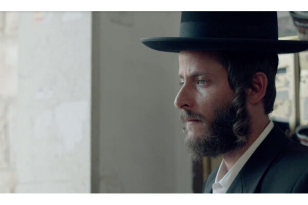 L'attore Michael Aloni nella terza stagione di Shtisel