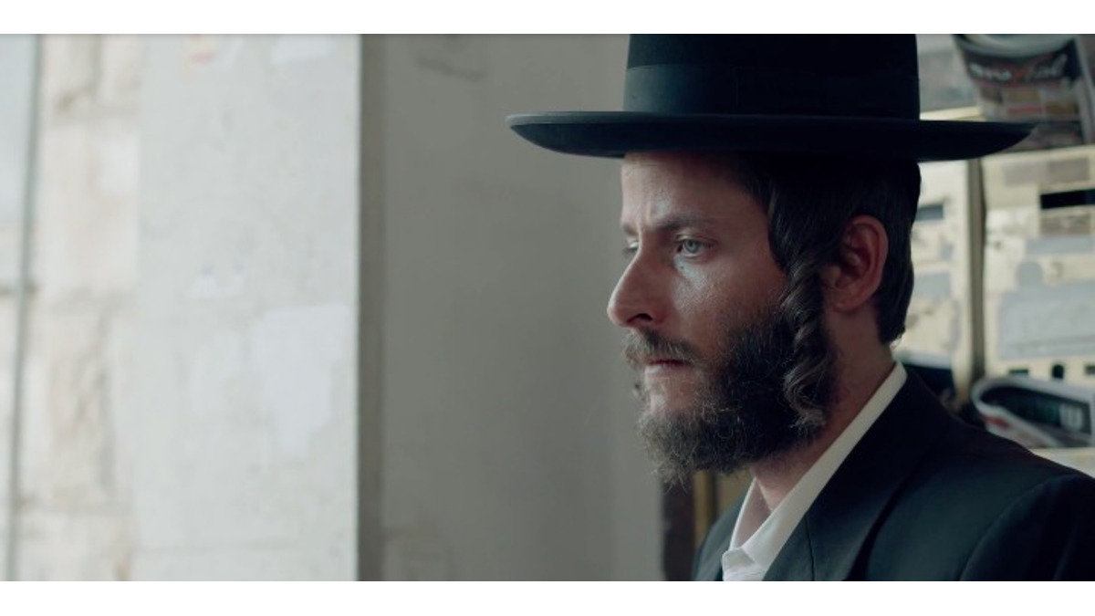 L'attore Michael Aloni nella terza stagione di Shtisel