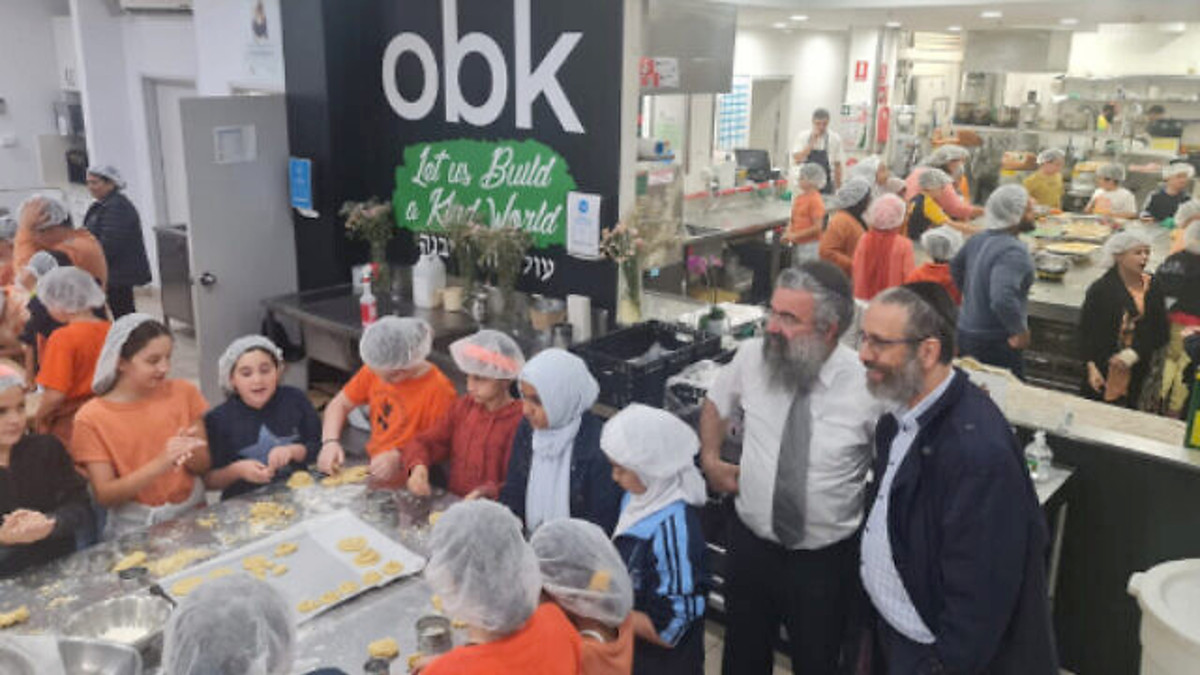 bambini di diverse fedi cucinano in Australia