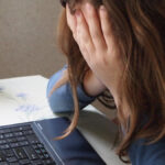 Ragazza davanti al pc, vittima di cyberbullismo