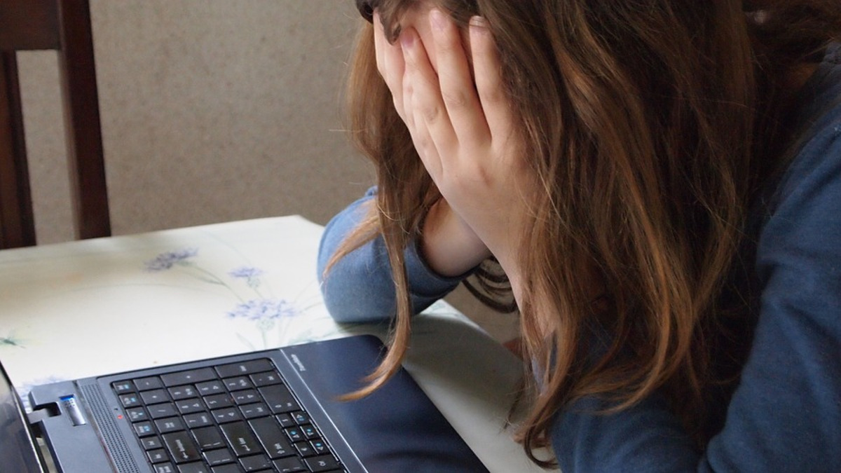 Ragazza davanti al pc, vittima di cyberbullismo