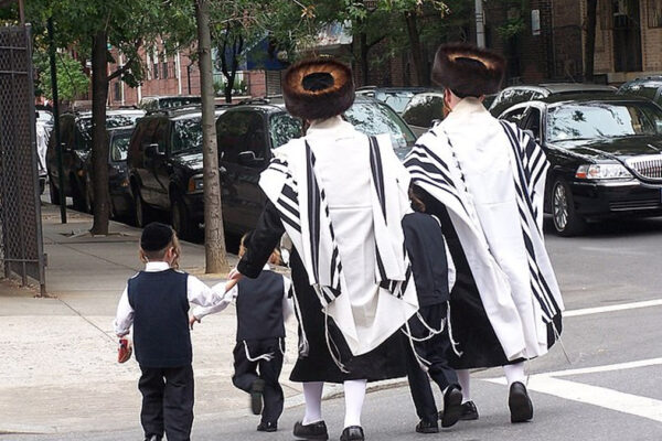 Una famiglie di ebrei a Williamsburg