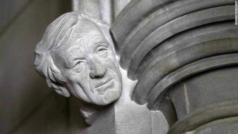 scultura di Elie Wiesel