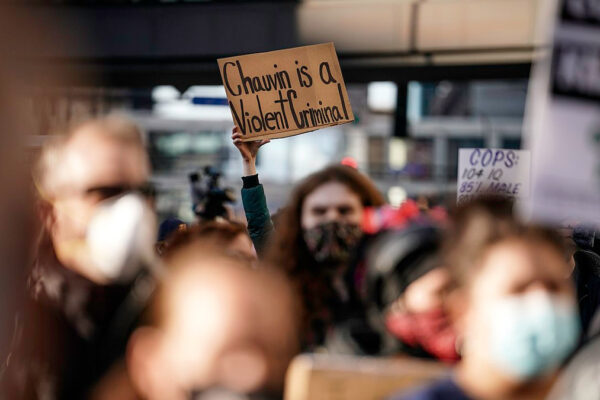 Manifestazione cointro Derek Chauvin, poliziotto che ha ucciso George Floyd