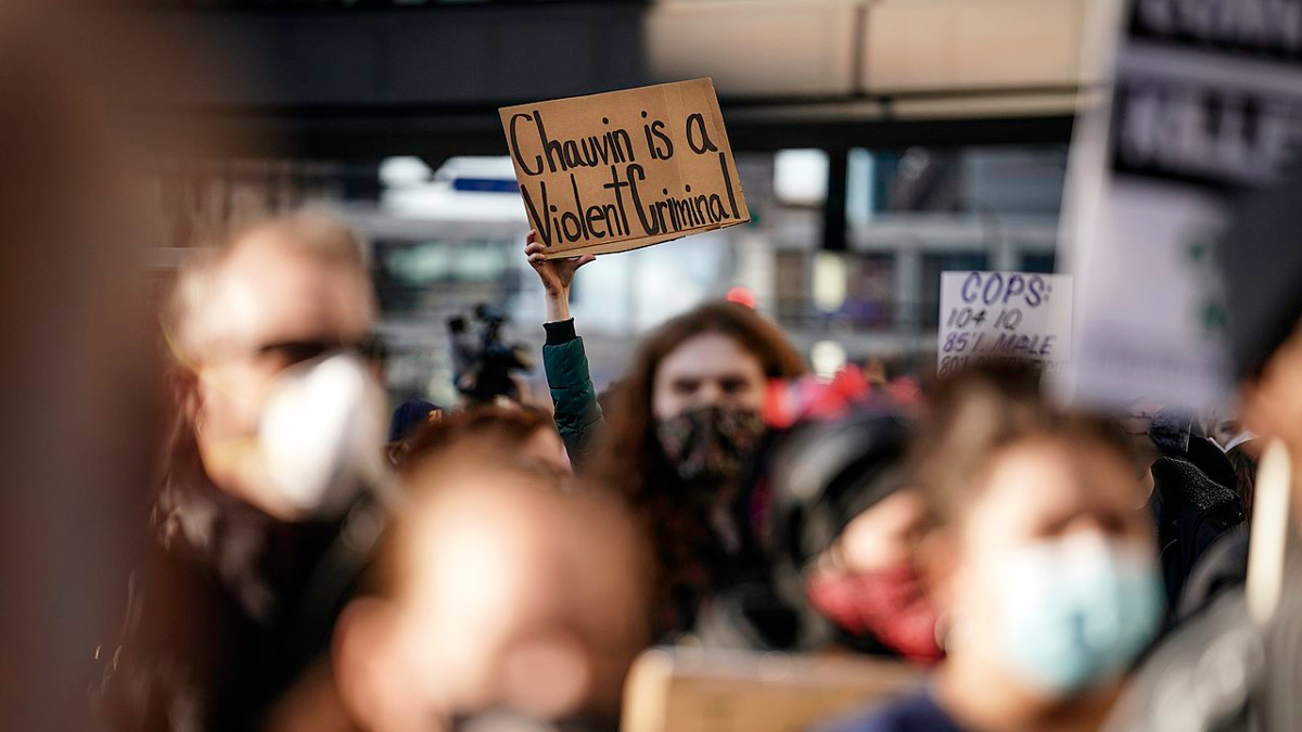 Manifestazione cointro Derek Chauvin, poliziotto che ha ucciso George Floyd