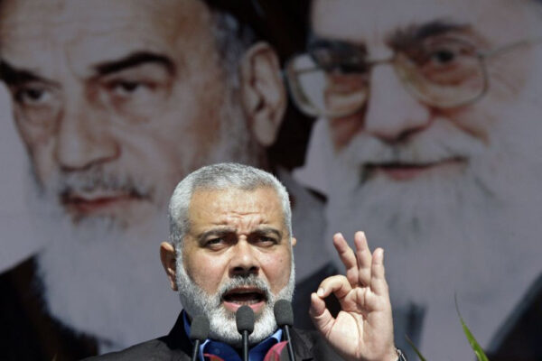 Il leader di Hamas Ismāʿīl Haniyeh con sullo sfondo l'ayatollah Khamenei