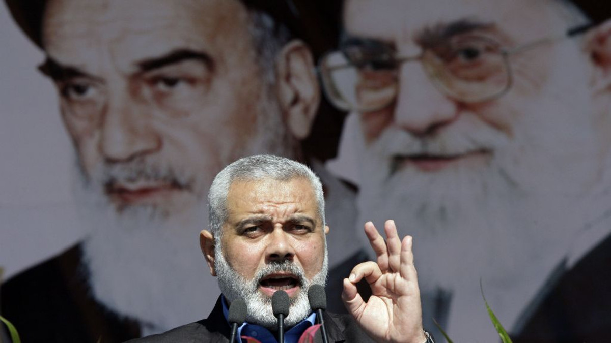Il leader di Hamas Ismāʿīl Haniyeh con sullo sfondo l'ayatollah Khamenei