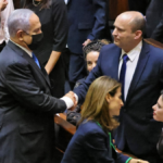 Netanyahu stringe la mano al neoeletto Bennett