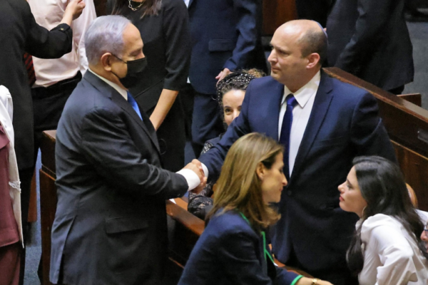 Netanyahu stringe la mano al neoeletto Bennett