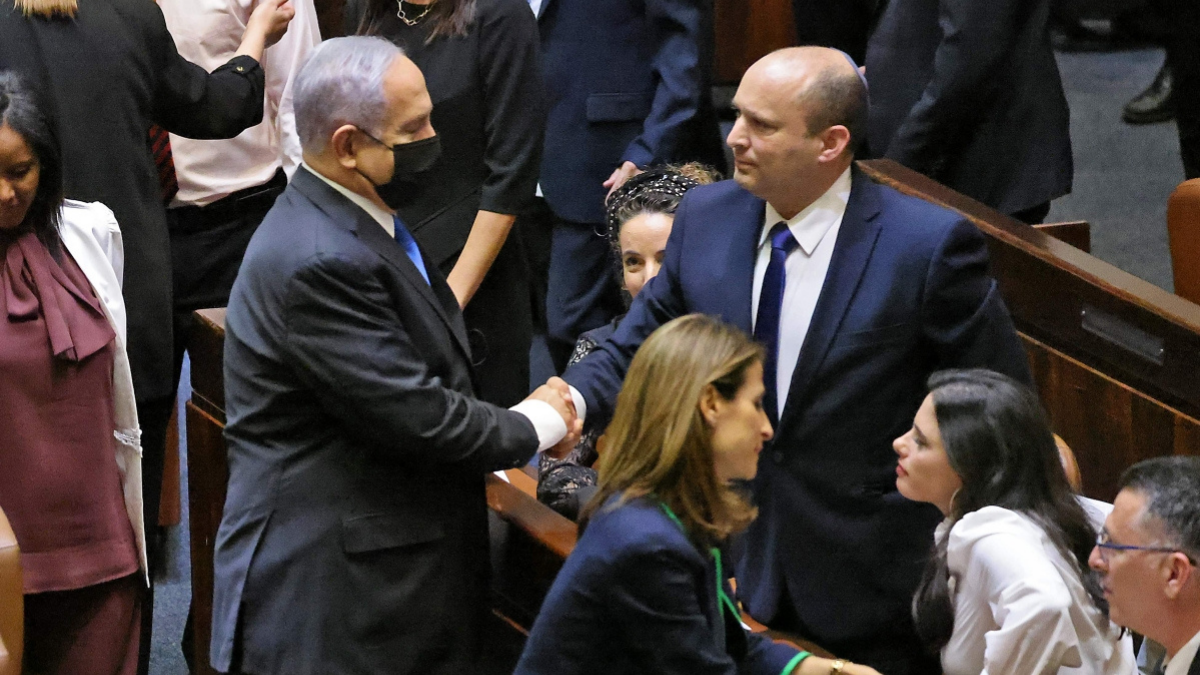 Netanyahu stringe la mano al neoeletto Bennett