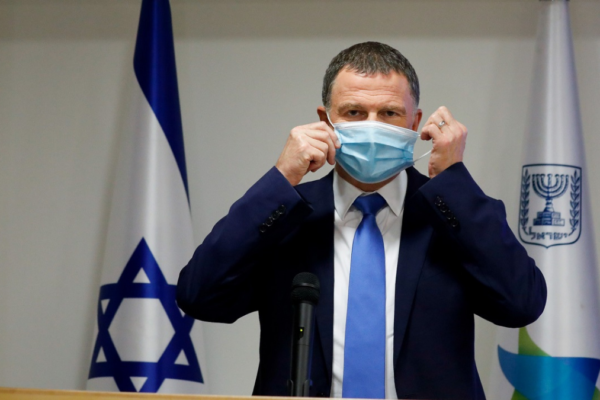 Il ministro Yuli Edelstein mette la mascherina