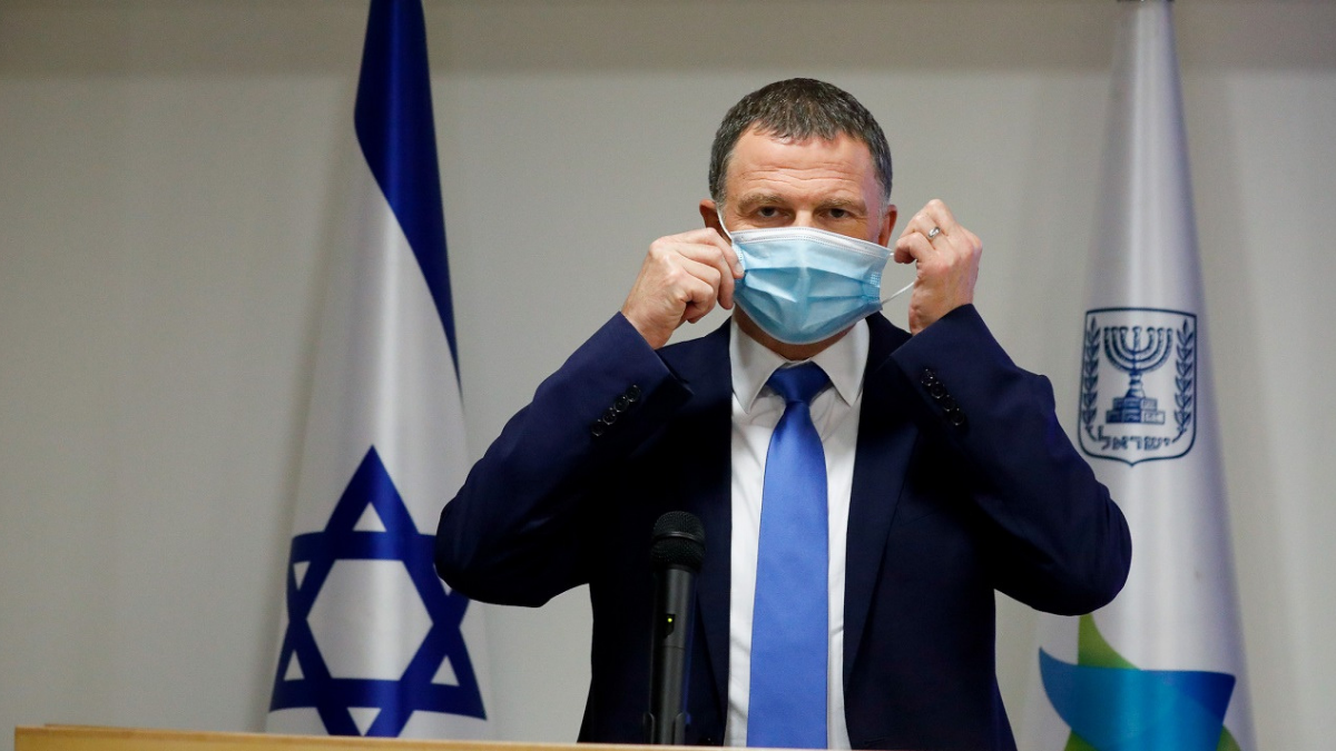 Il ministro Yuli Edelstein mette la mascherina